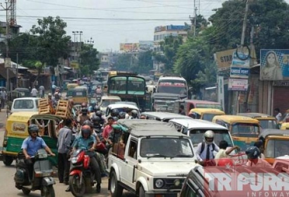 Massive traffic congestion hits the vehicle movement Massive traffic congestion hits the vehicle movement